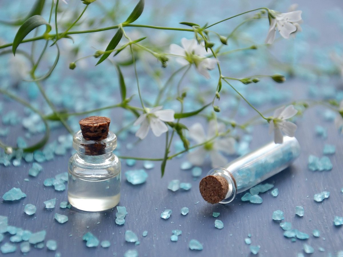 Huiles aromatiques et fleurs pour un massage aux huiles